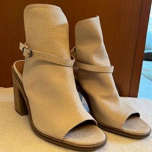 Lucky Brand Beige/off-white peep toe bootie